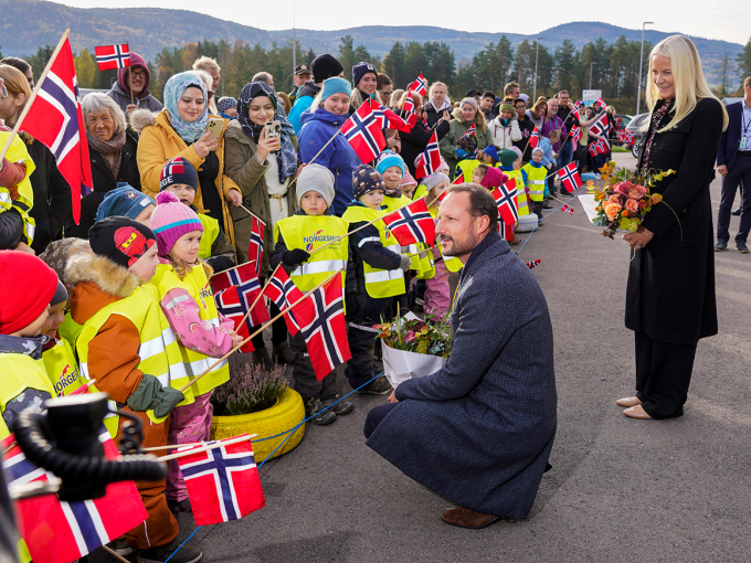 Lokale barnehagebarn ønsket Kronprinsparet velkommen til Modum. Foto: Terje Bendiksby / NTB
